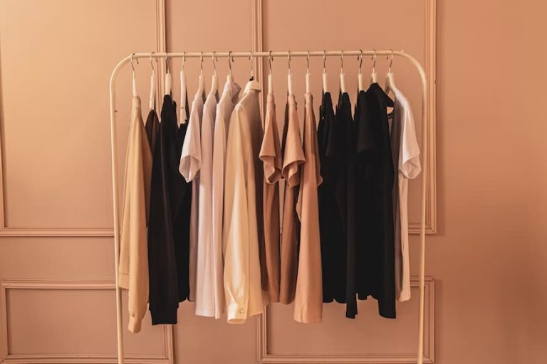 Capsule Wardrobe: Przewodnik po tworzeniu minimalistycznej garderoby