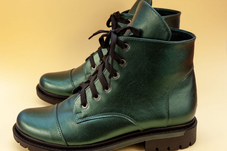 Trendy w świecie obuwia: krótkie botki na szpilce