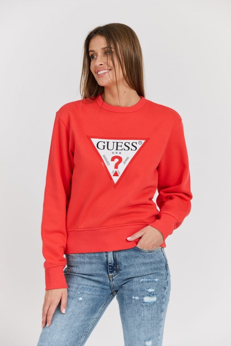 Jak nosić Guess odzież, by wyglądać modnie i z klasą?