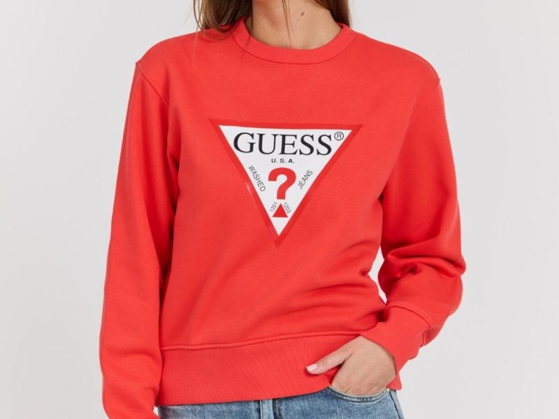 Jak nosić Guess odzież, by wyglądać modnie i z klasą?